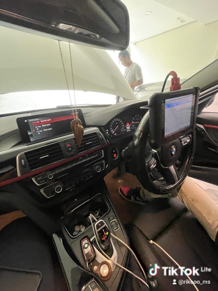 Diagnostik Mobil oleh teknisi Nusantara Auto Care