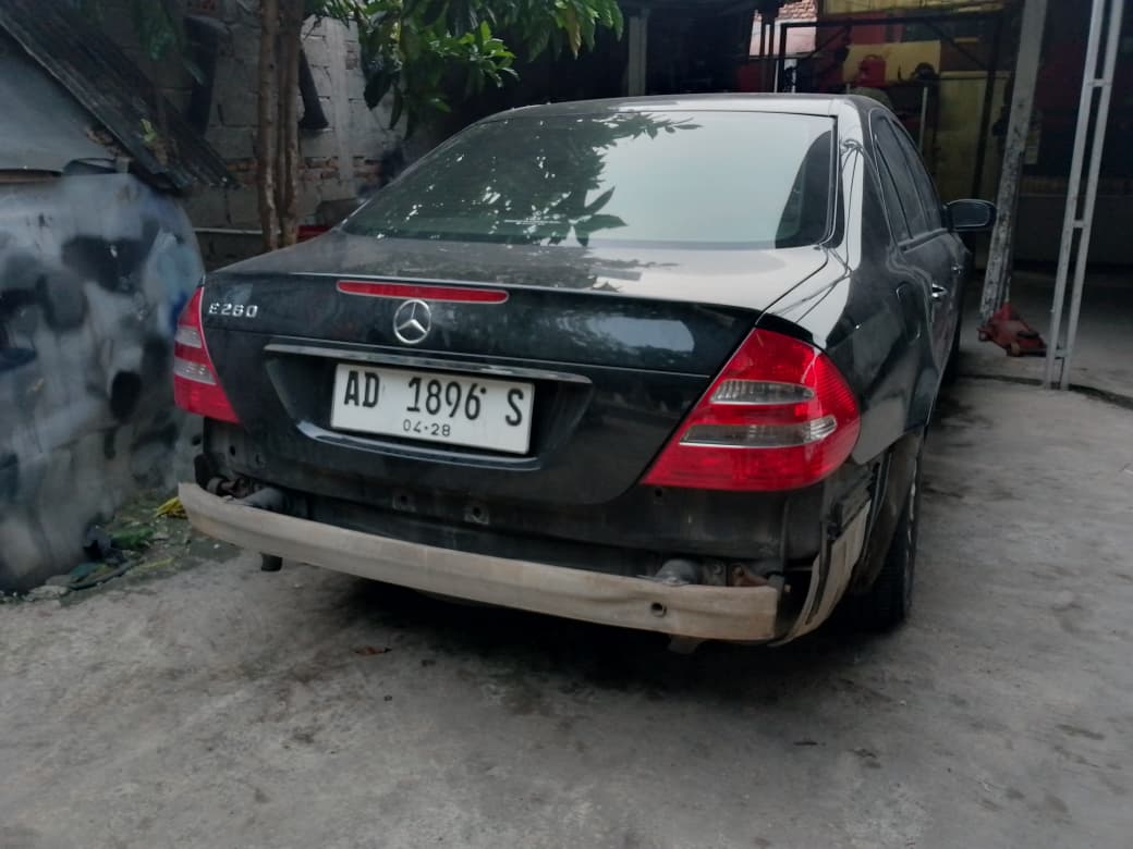 Proses penanganan bagian belakang mobil Mercedes