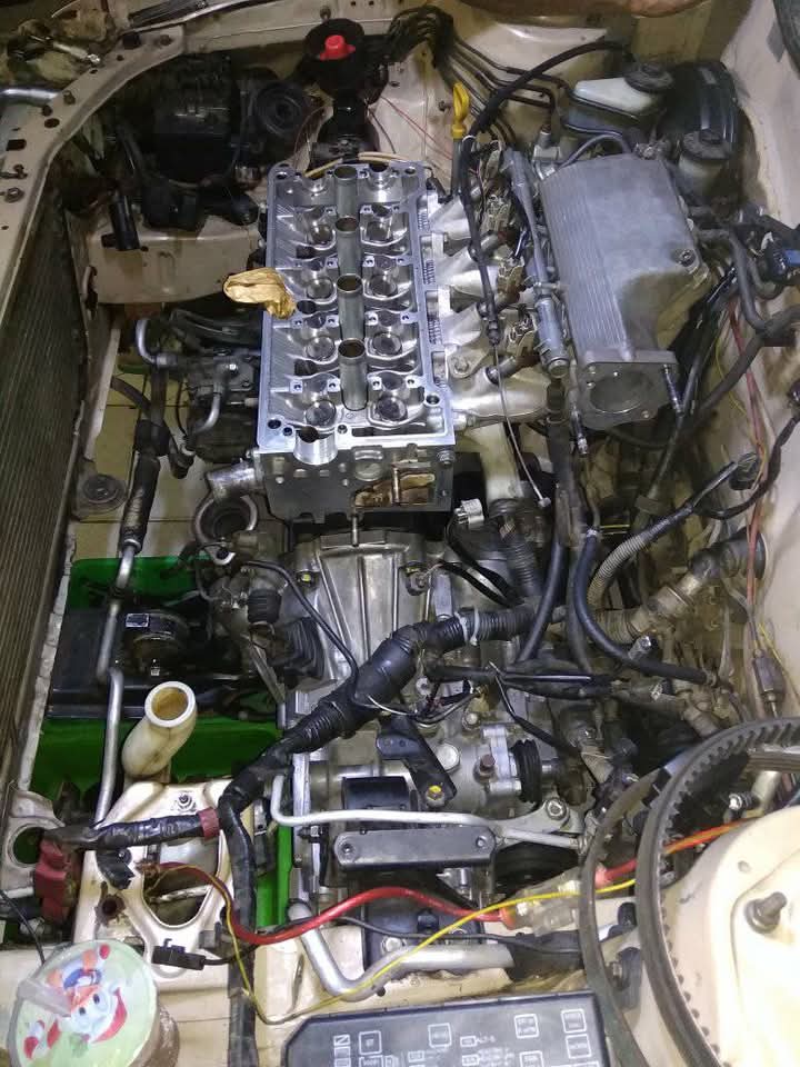 Teknisi melakukan perbaikan pada ruang mesin mobil