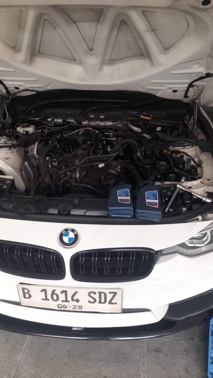 Ganti Oli Mobil oleh teknisi Nusantara Auto Care